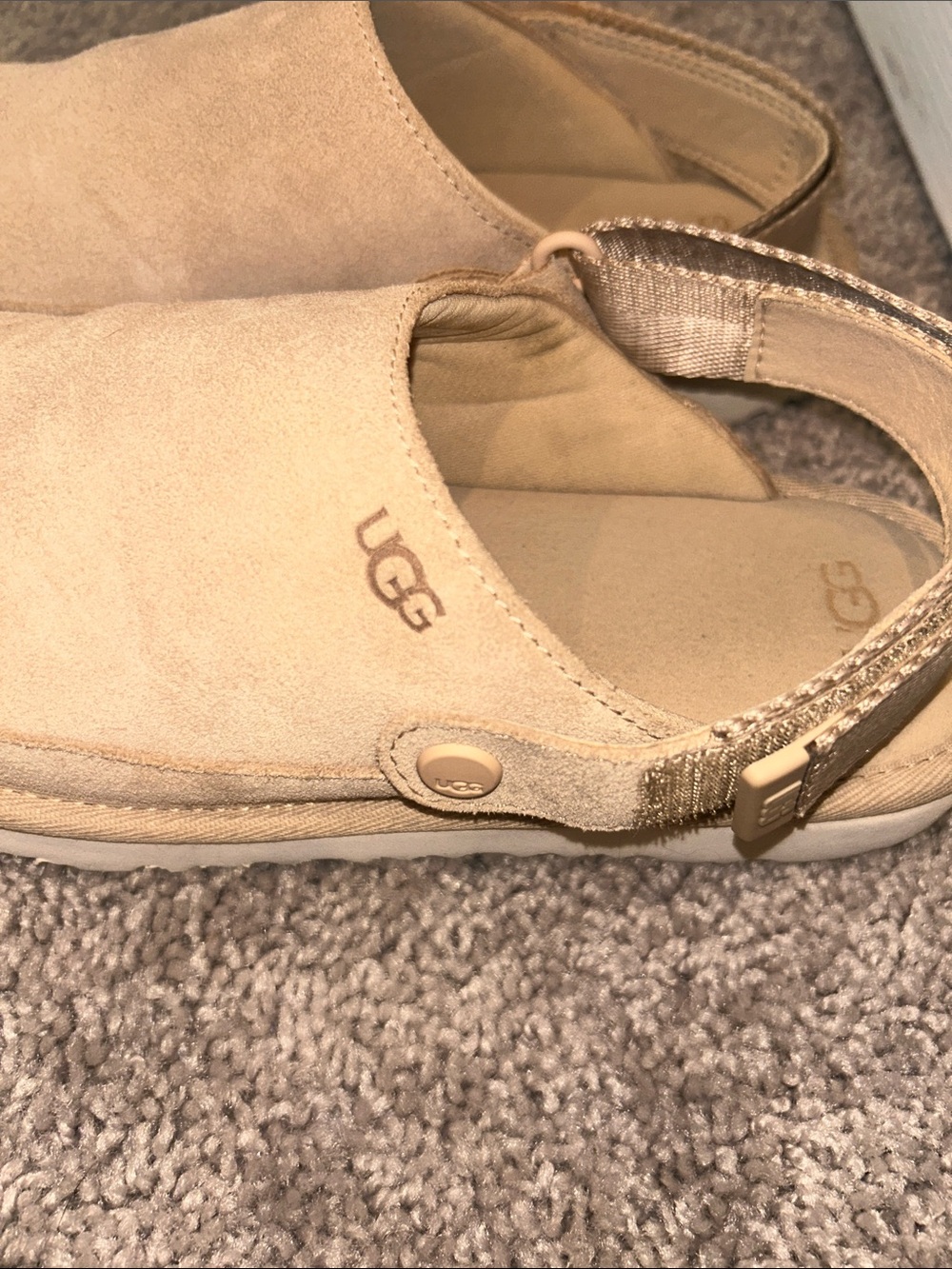 UGG® Goldenstar Clog - Big Kid Size 6, (women’s size 8) - Picture 6 of 9